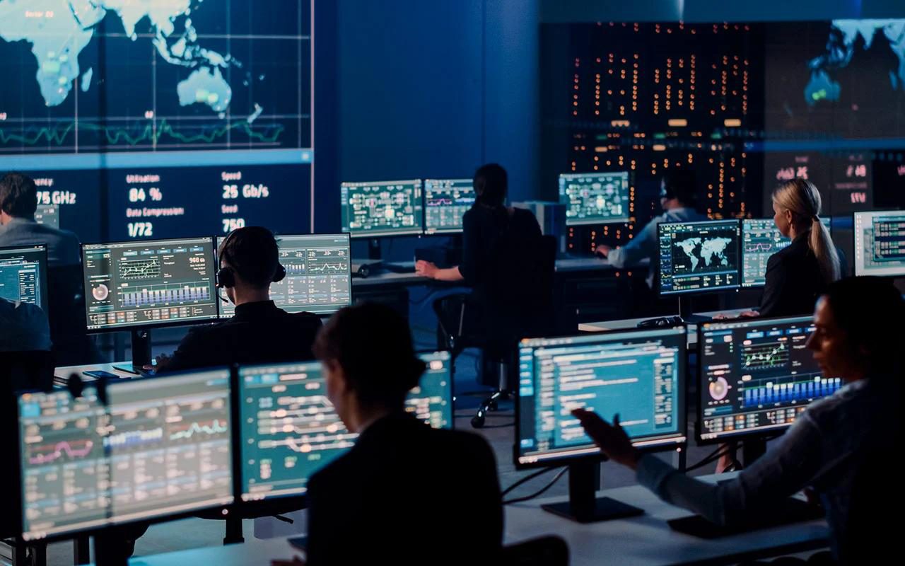 Centro de operaciones de seguridad (SOC) monitorizando alertas 24x7